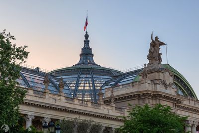 Le grand palais avec la statue de Minerve protégeant les Arts de Raoul Verlet