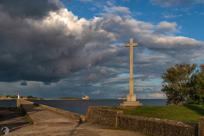 Saint-Vaast-la-Hougue, vue sur le phare et l'île de Tatihou